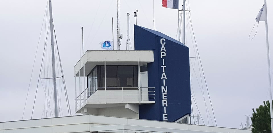 Installation au sommet de la capitainerie du port de plaisance de La Rochelle